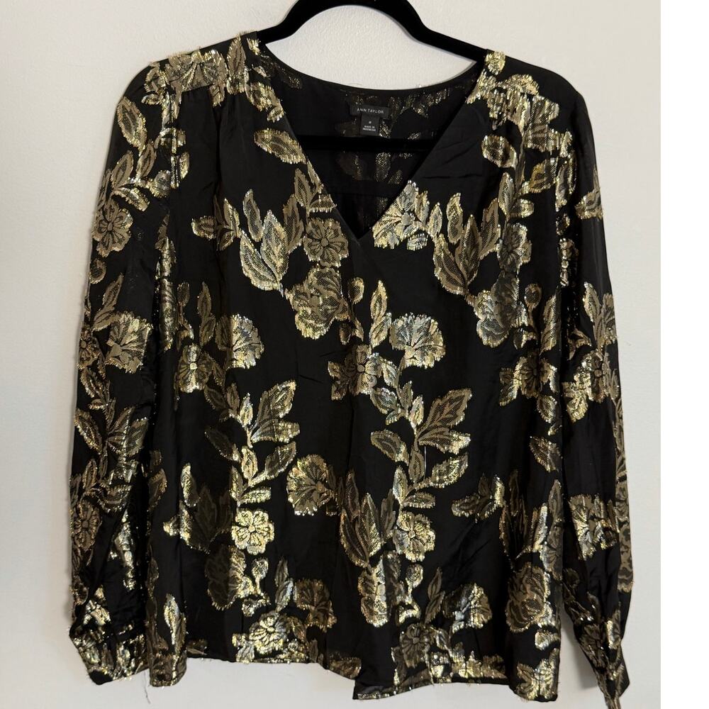 Ann Taylor Black & Gold Vneck top size medium